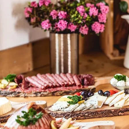 Konukevi Matreier Tauernhaus 3*